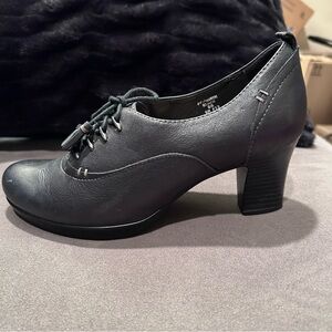 Earth Pannikin black leather heeled oxfords featuring tasseled laces size 8B